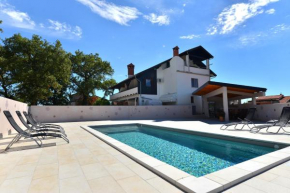 Отель Family friendly apartments with a swimming pool Paolija, Novigrad - 2541  Новиград